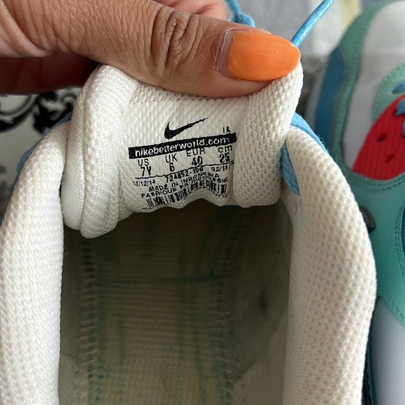 Air max 90 , size 7y - Picture 3 of 4